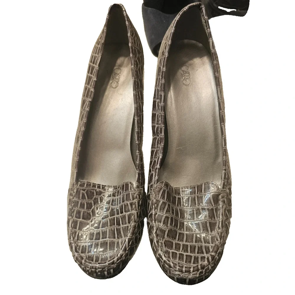 EUC Cato Faux Crock Embossed Kitten Heel Pumps Size 10
